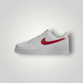 NDO Clothing Nike Air Force 1 07 ESS Sneaker in Weiß mit rotem Swoosh aus Leder mit perforierter Zehenpartie