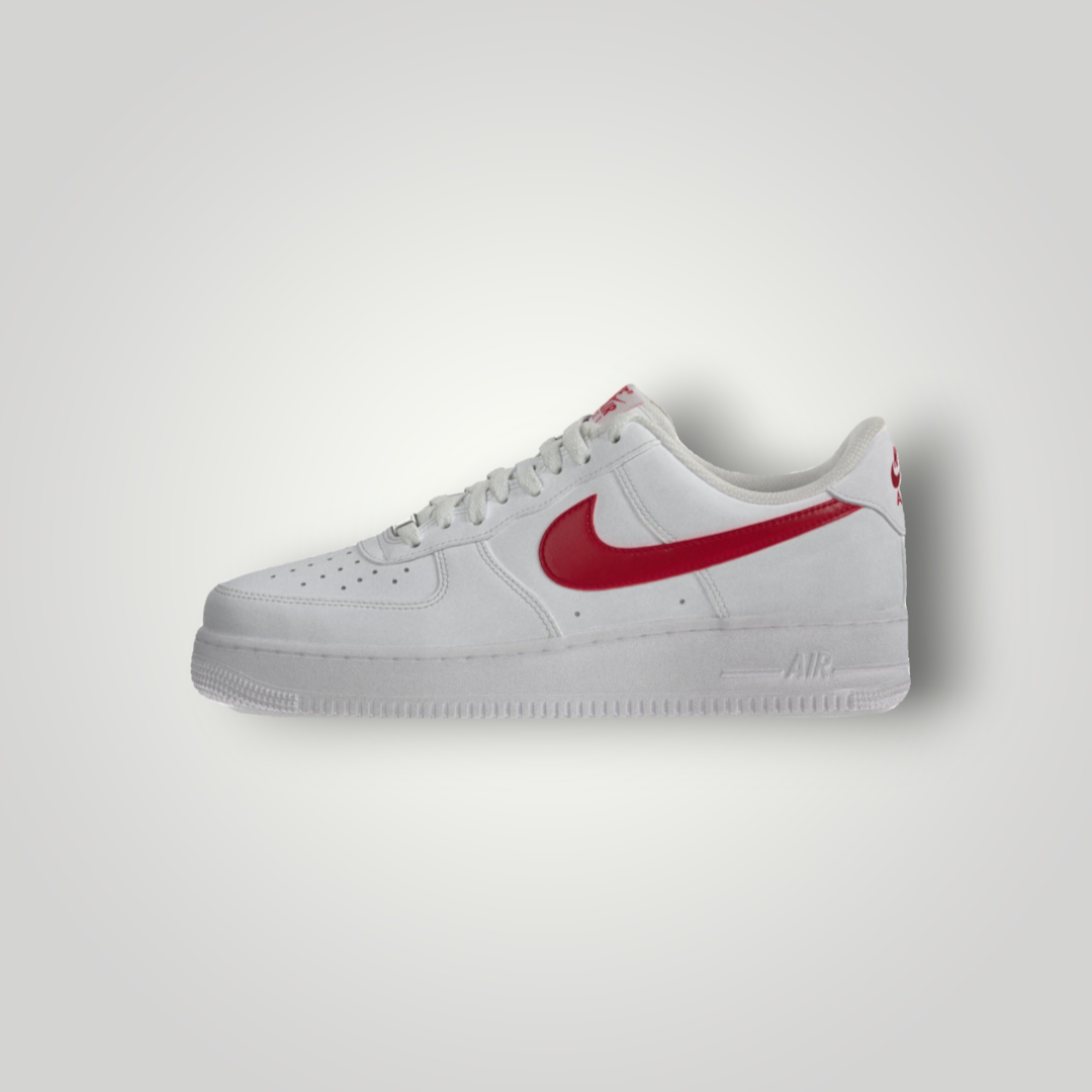 NDO Clothing Nike Air Force 1 07 ESS Sneaker in Weiß mit rotem Swoosh aus Leder mit perforierter Zehenpartie