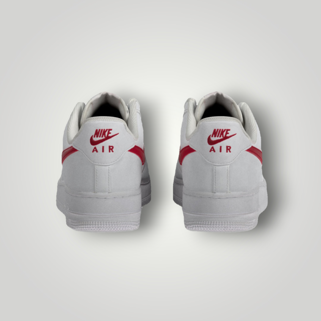 NDO Clothing Nike Air Force 1 07 ESS Sneaker in Weiß mit roten Details, Rückansicht der Lederschuhe