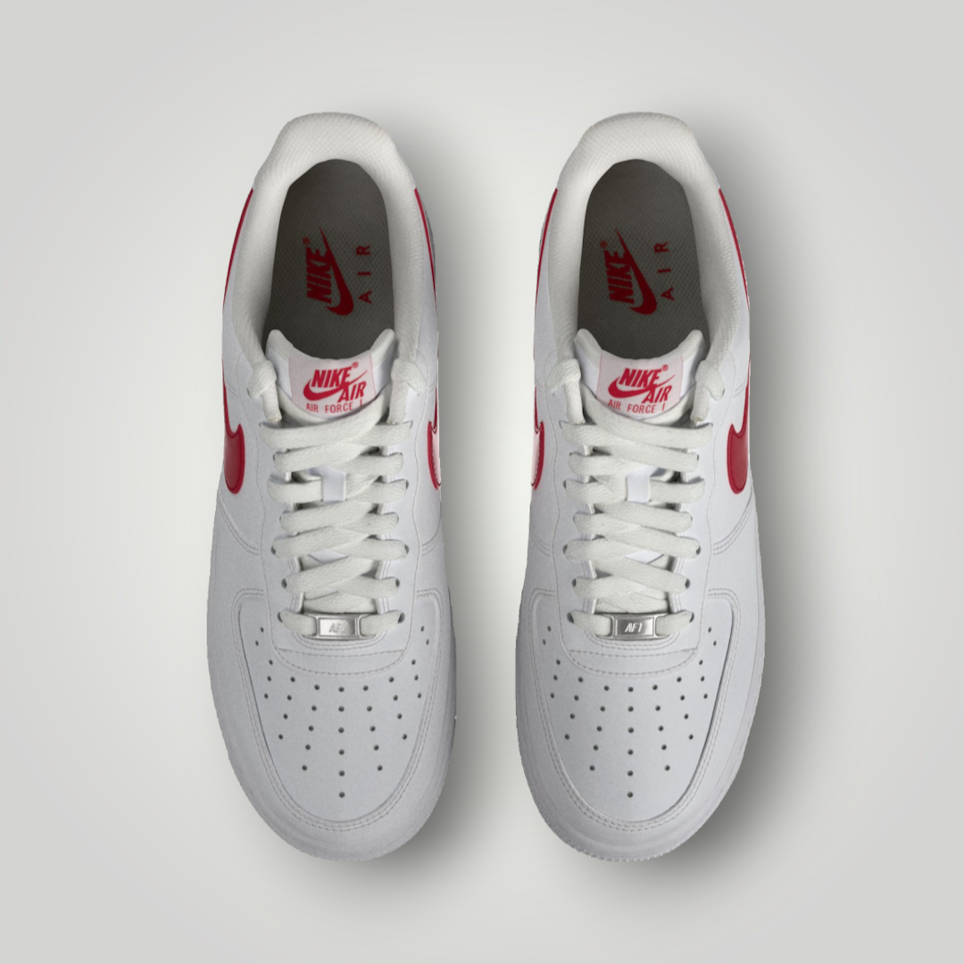 NDO Clothing Nike Air Force 1 07 ESS Sneaker in Weiß mit roten Akzenten und perforiertem Leder-Obermaterial