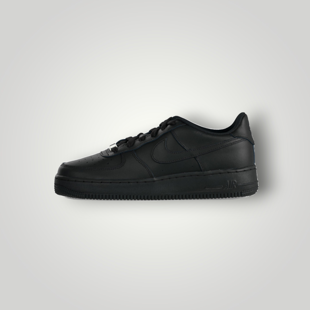 NDO Clothing Nike Air Force 1 LE Sneaker in Schwarz aus Leder mit flacher Sohle und Schnürung in Seitenansicht