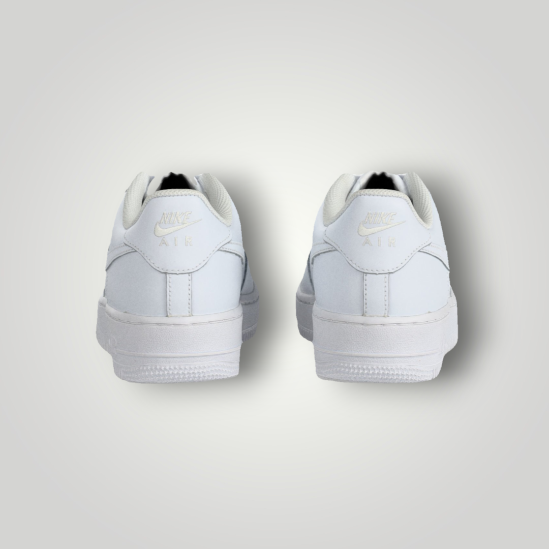 NDO Clothing Nike Air Force 1 LE Sneaker in Weiß aus Leder, Rückansicht der klassischen Basketballschuhe