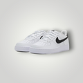 NDO Clothing Nike Air Force 1 Sneaker in Weiß mit schwarzem Swoosh aus Leder und Kunstleder
