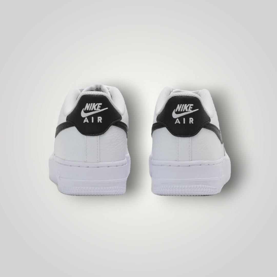 Rückansicht der NDO Clothing Nike Air Force 1 Sneaker in Weiß mit schwarzem Fersen-Detail und Nike Air Logo.