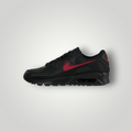 NDO Clothing Nike Air Max 90 SE Sneaker in Schwarz mit roten Akzenten und sichtbarer Air-Dämpfung in der Seitenansicht