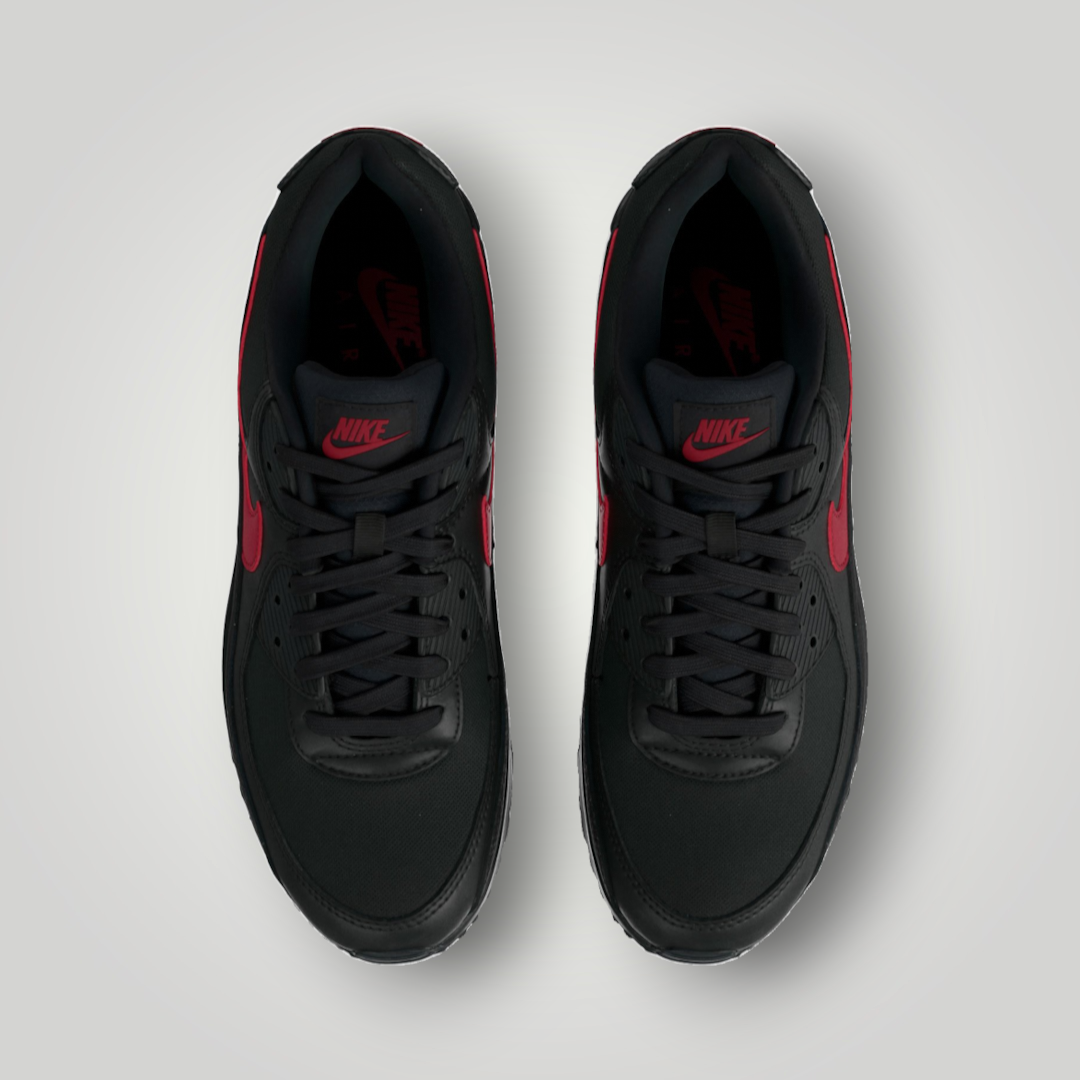 NDO Clothing Nike Air Max 90 SE Sneaker in Schwarz mit roten Akzenten und Schnürung in der Draufsicht