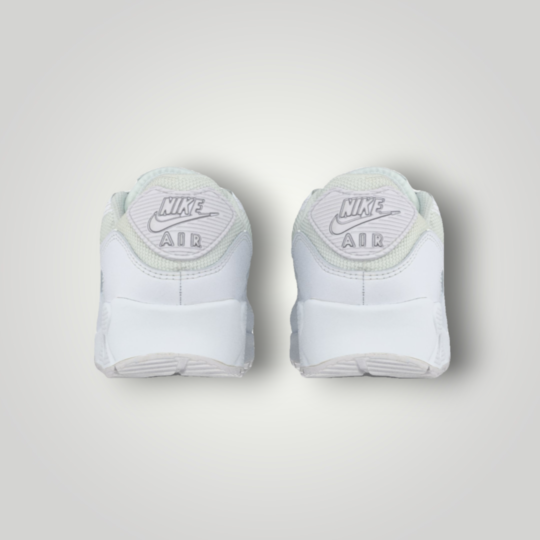 NDO Clothing Nike Air Max 90 Sneaker in Weiß und Wolfsgrau, Rückansicht mit sichtbarem Logo und TPU-Details
