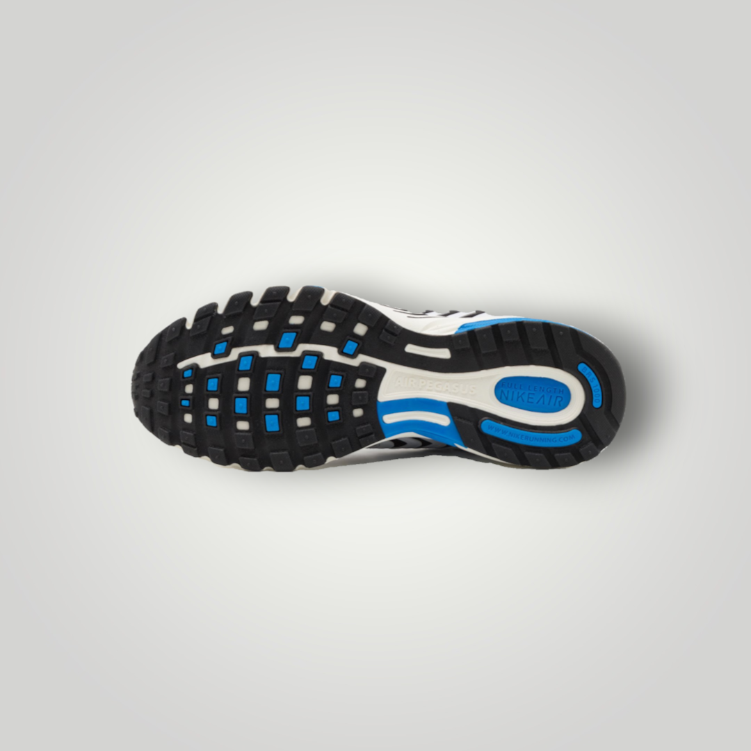Die schwarze, blaue und weiße Gummilaufsohle des NDO Clothing Nike Air Pegasus 2005 Sneakers mit Profilstruktur.