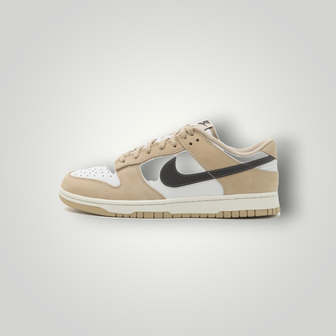 NDO Clothing Nike Dunk Low Sneaker in Desert Khaki, Medium Ash und Summit White aus Leder mit flacher Sohle.