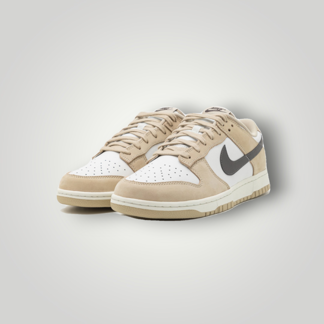 NDO Clothing Nike Dunk Low Sneaker in Desert Khaki, Medium Ash und Summit White aus Leder mit Schnürung.