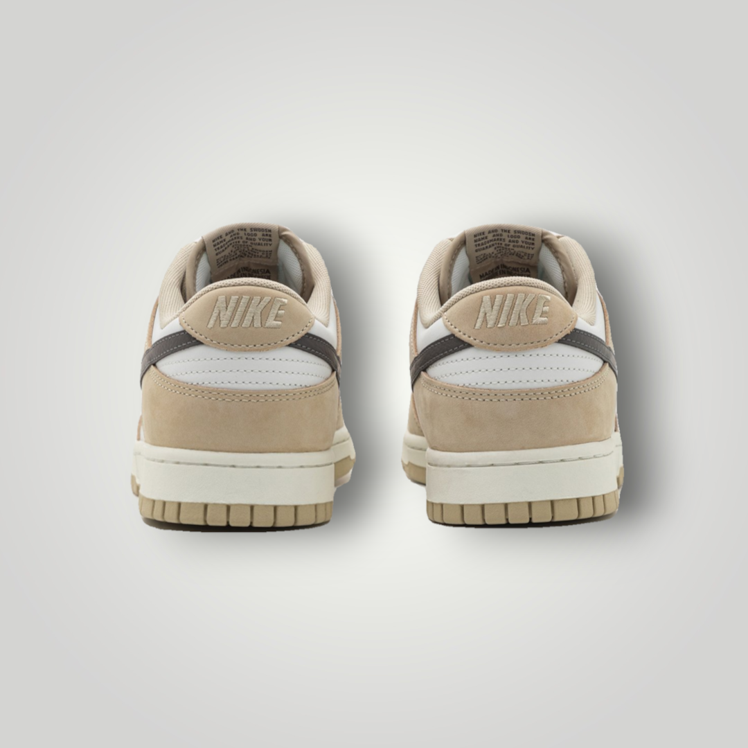 NDO Clothing Nike Dunk Low Sneaker in Desert Khaki und Medium Ash mit Leder- und Samt-Optik, Rückansicht