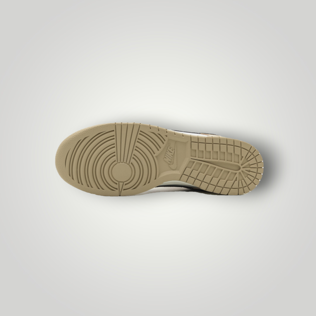 NDO Clothing Nike Dunk Low Sneaker mit beiger, abriebfester Gummilaufsohle in der Ansicht von unten