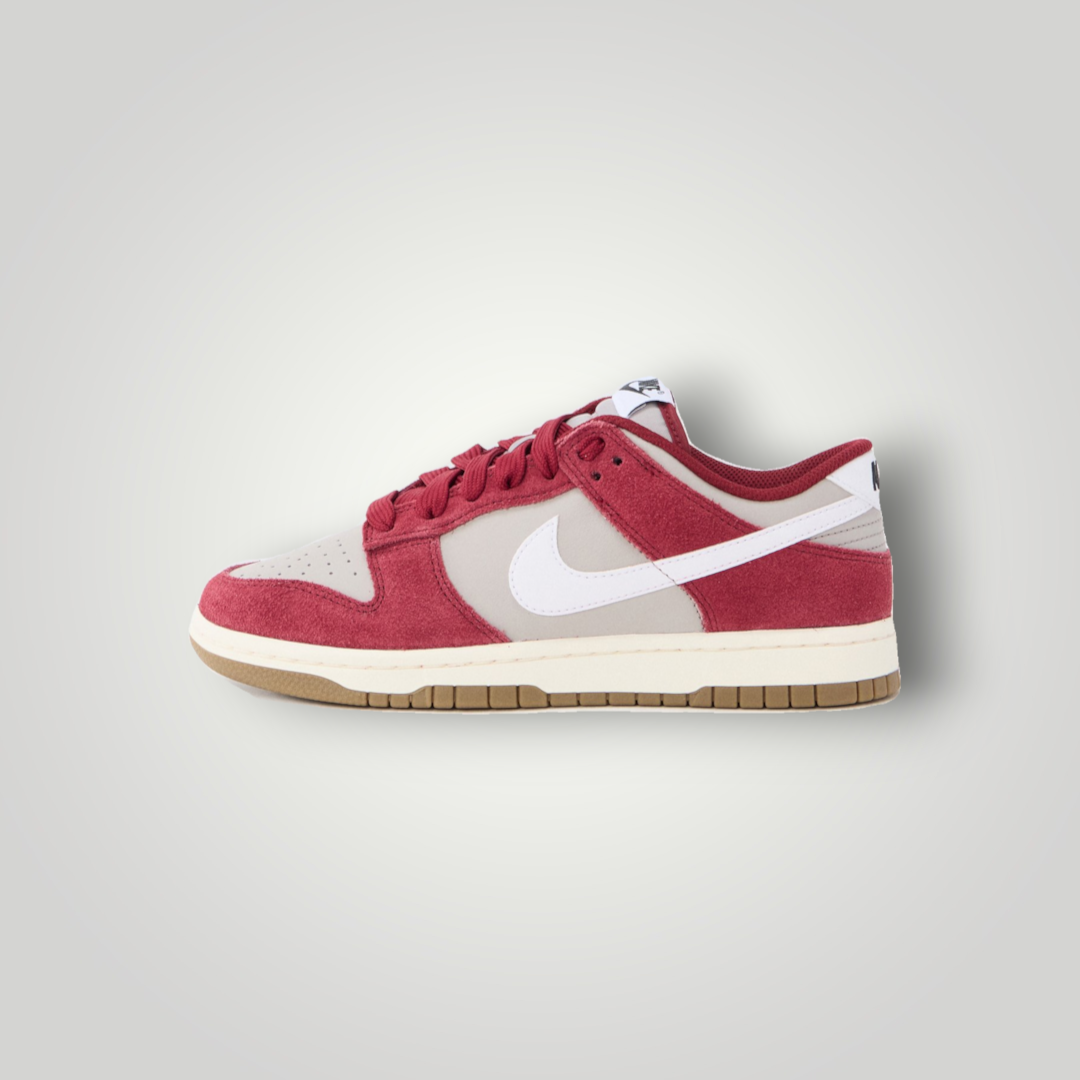 NDO Clothing Nike Dunk Retro Sneaker in College Grey und Team Red mit weißem Swoosh und flacher Gummisohle