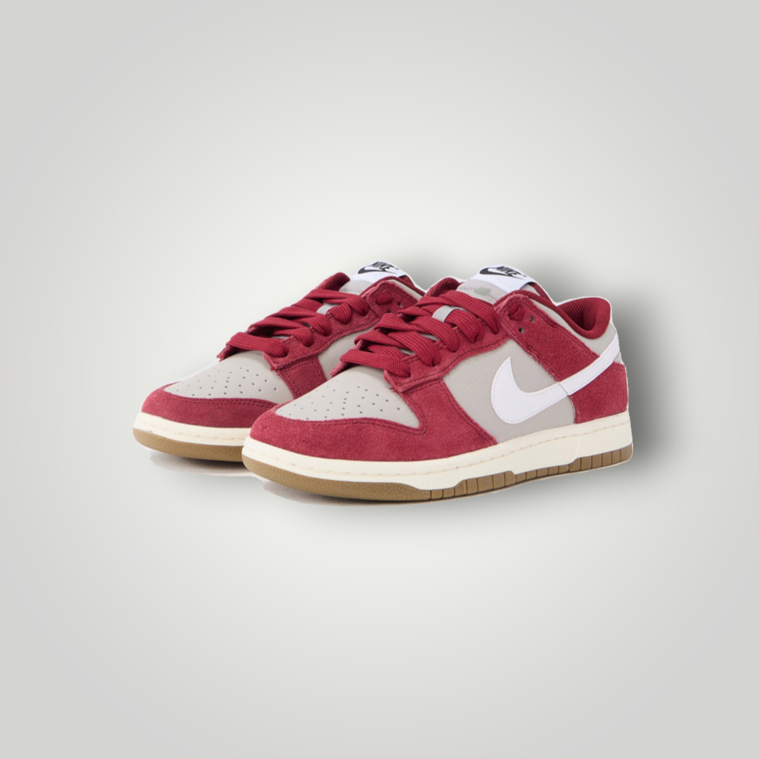 NDO Clothing Nike Dunk Retro Sneaker in College-Grau, Weiß und Team-Rot aus Leder mit Schnürung und Gummisohle
