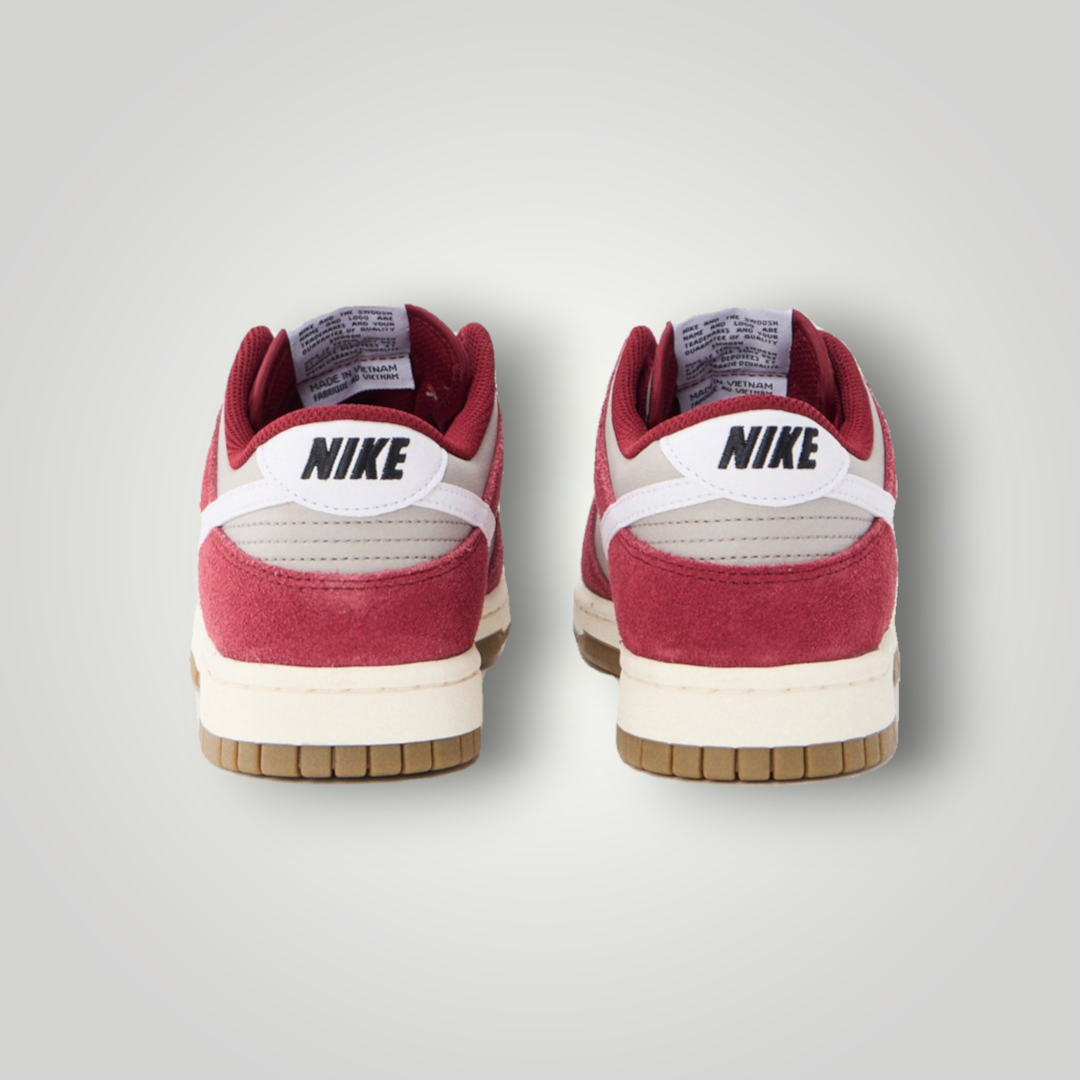 NDO Clothing Nike Dunk Retro Sneaker in College Grey, Weiss und Team Red mit Leder-Obermaterial und Schnürung