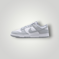 NDO Clothing Nike Dunk Retro Sneaker in Weiß und Light Smoke Grey aus Kunstleder mit flacher Sohle und Schnürung