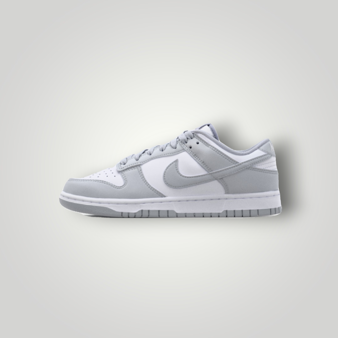 NDO Clothing Nike Dunk Retro Sneaker in Weiß und Light Smoke Grey aus Kunstleder mit flacher Sohle und Schnürung