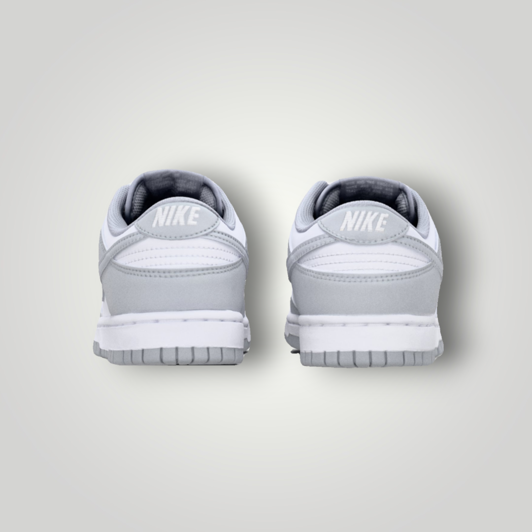 NDO Clothing Nike Dunk Retro Sneaker in Weiß und Light Smoke Grey, Rückansicht mit Nike Logo auf der Ferse