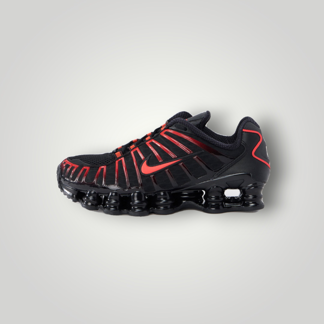 NDO Clothing Nike Shox TL Sneaker in Schwarz mit roten Akzenten, atmungsaktivem Mesh-Obermaterial und Dämpfung