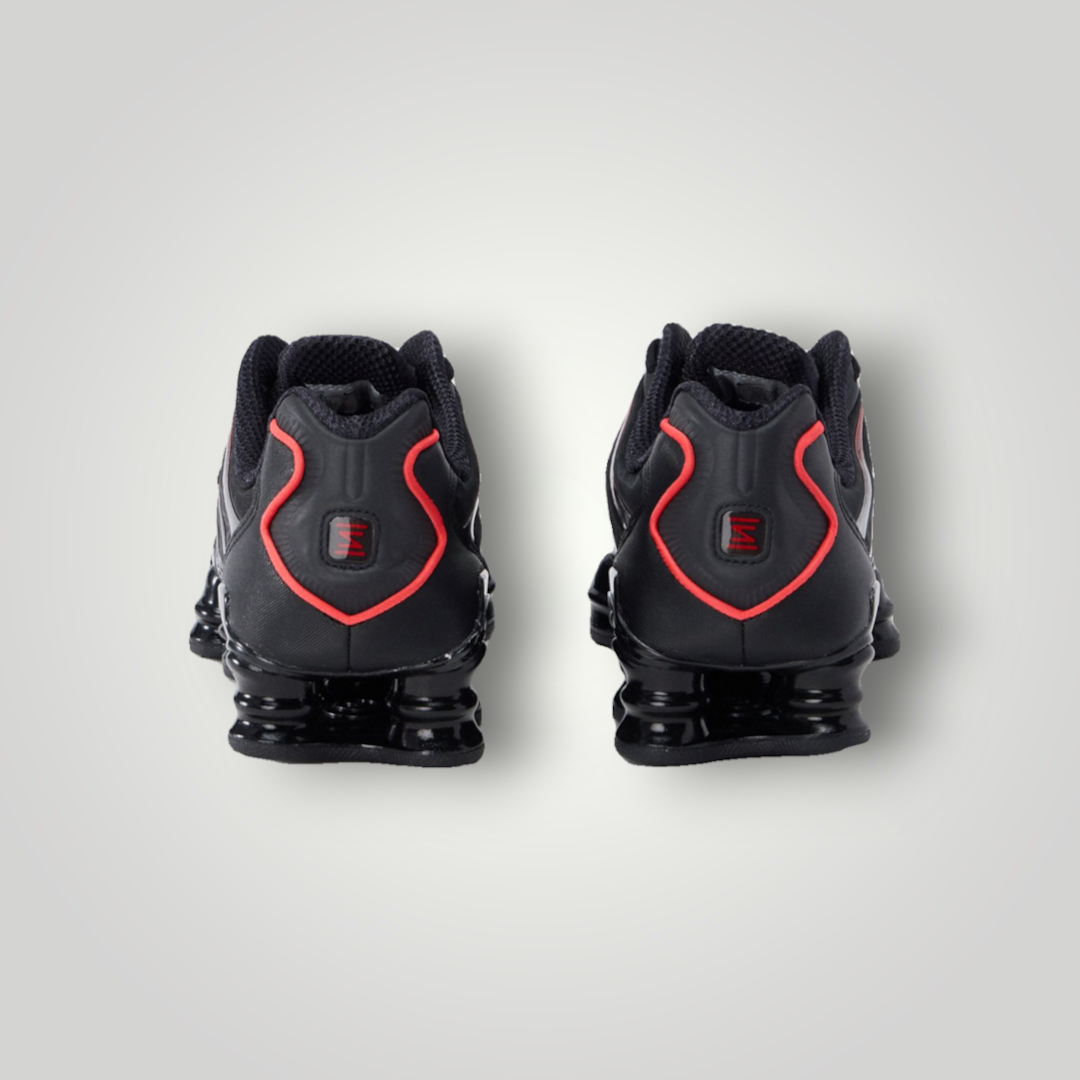 NDO Clothing Nike Shox TL Sneaker in Schwarz mit roten Akzenten, Rückansicht der mechanischen Dämpfung
