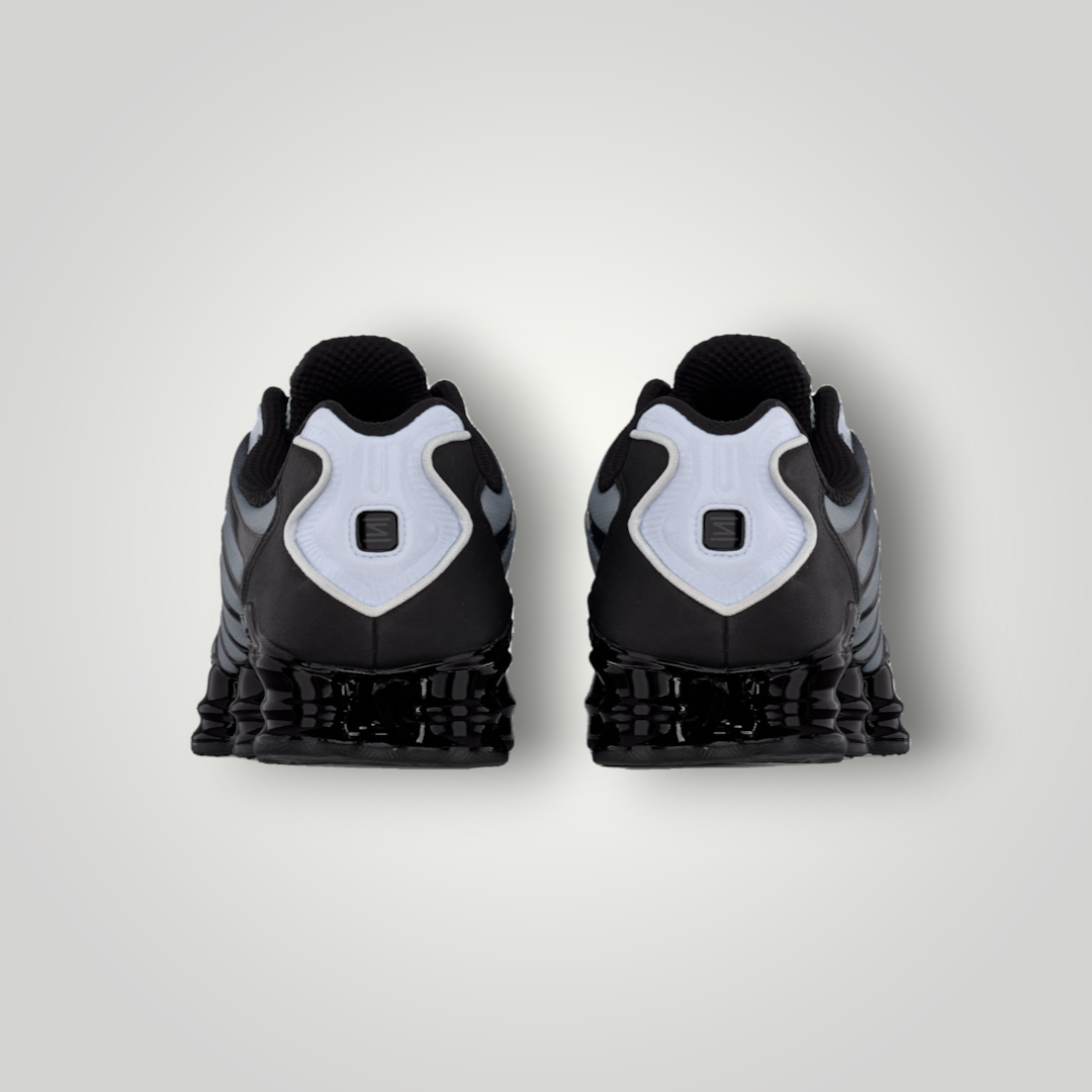 NDO Clothing Nike Shox TL Sneaker in Schwarz und Weiß mit markanter mechanischer Dämpfung, Rückansicht.