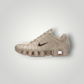 NDO Clothing Nike Shox TL Sneaker in Creme und Khaki mit schwarzem Swoosh, Mesh-Obermaterial und Dämpfungselementen