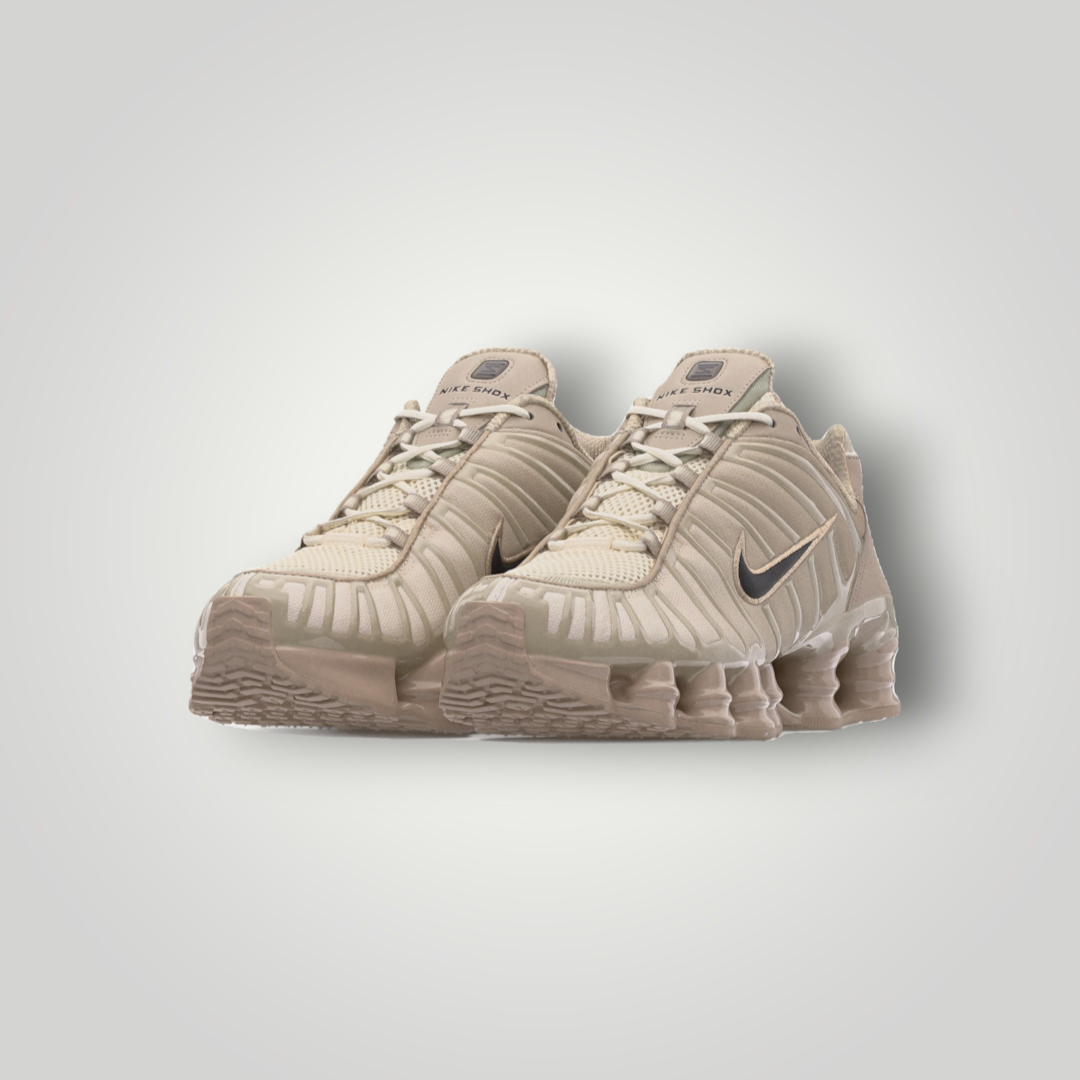 NDO Clothing Nike Shox TL Sneaker in Creme und Desert Khaki mit Mesh-Obermaterial und markanter Dämpfung