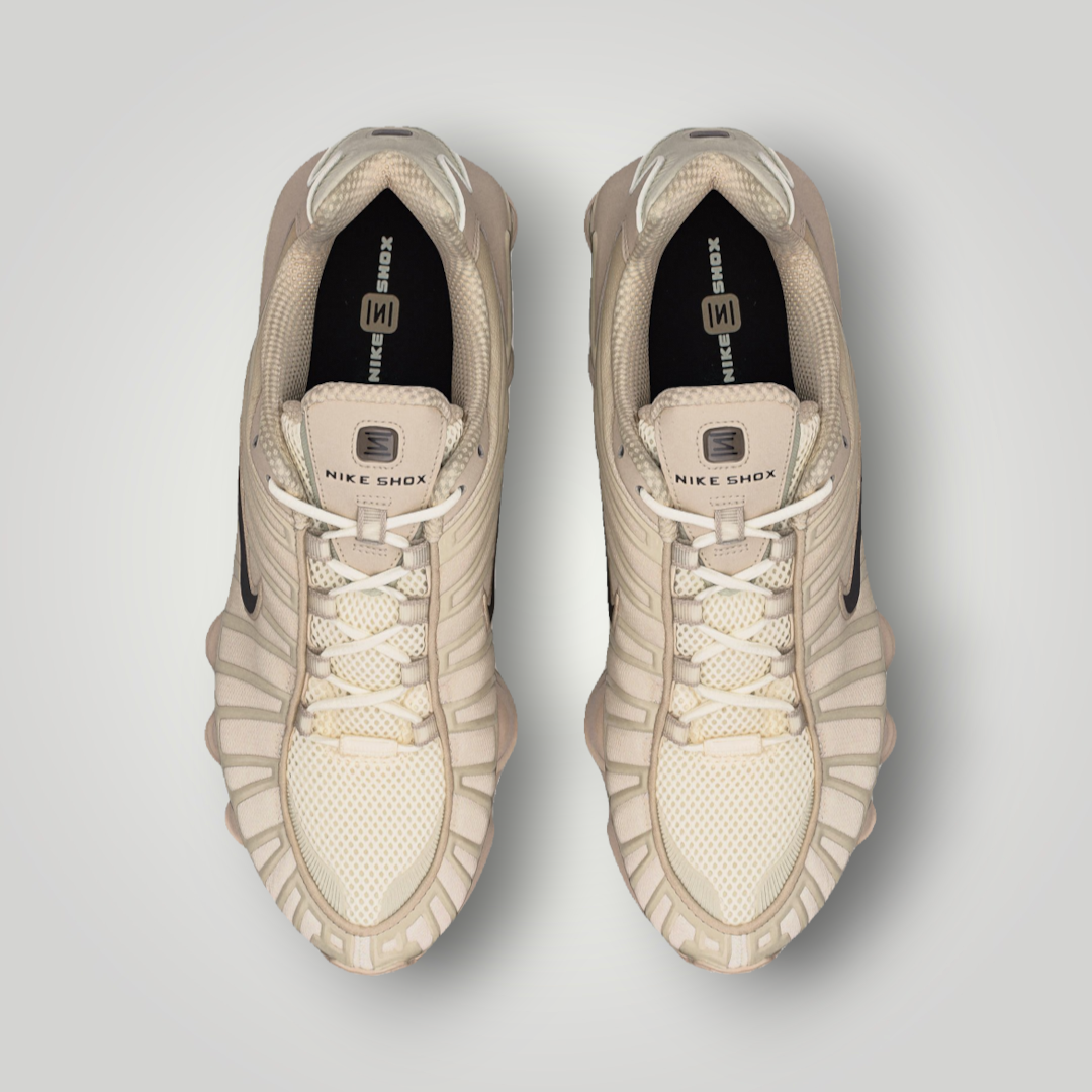 NDO Clothing Nike Shox TL Sneaker in Creme und Khaki mit Mesh-Obermaterial und markanter mechanischer Dämpfung