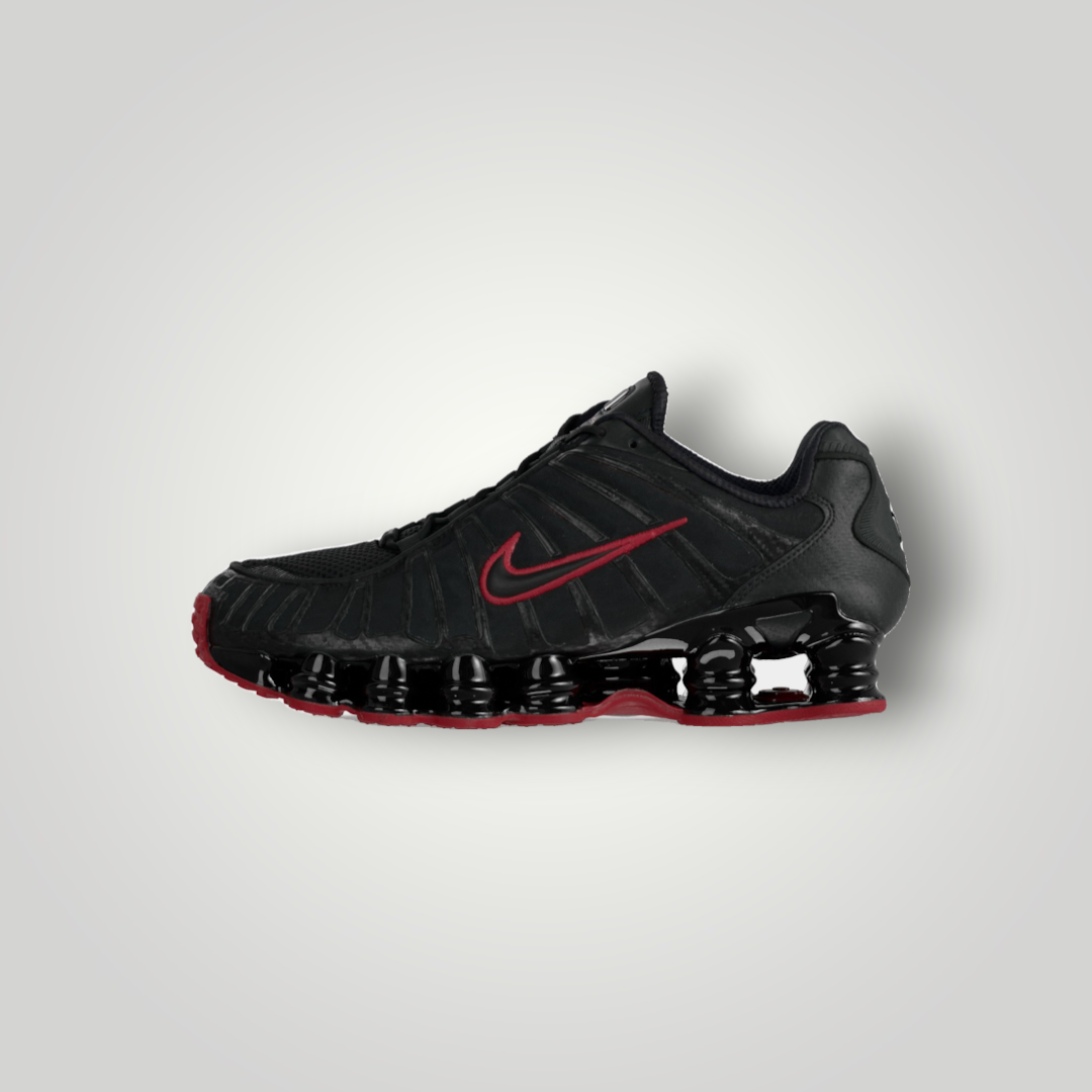 NDO Clothing Nike Sportswear SHOX TECH Sneaker in Schwarz mit roten Akzenten und charakteristischer Shox-Dämpfung