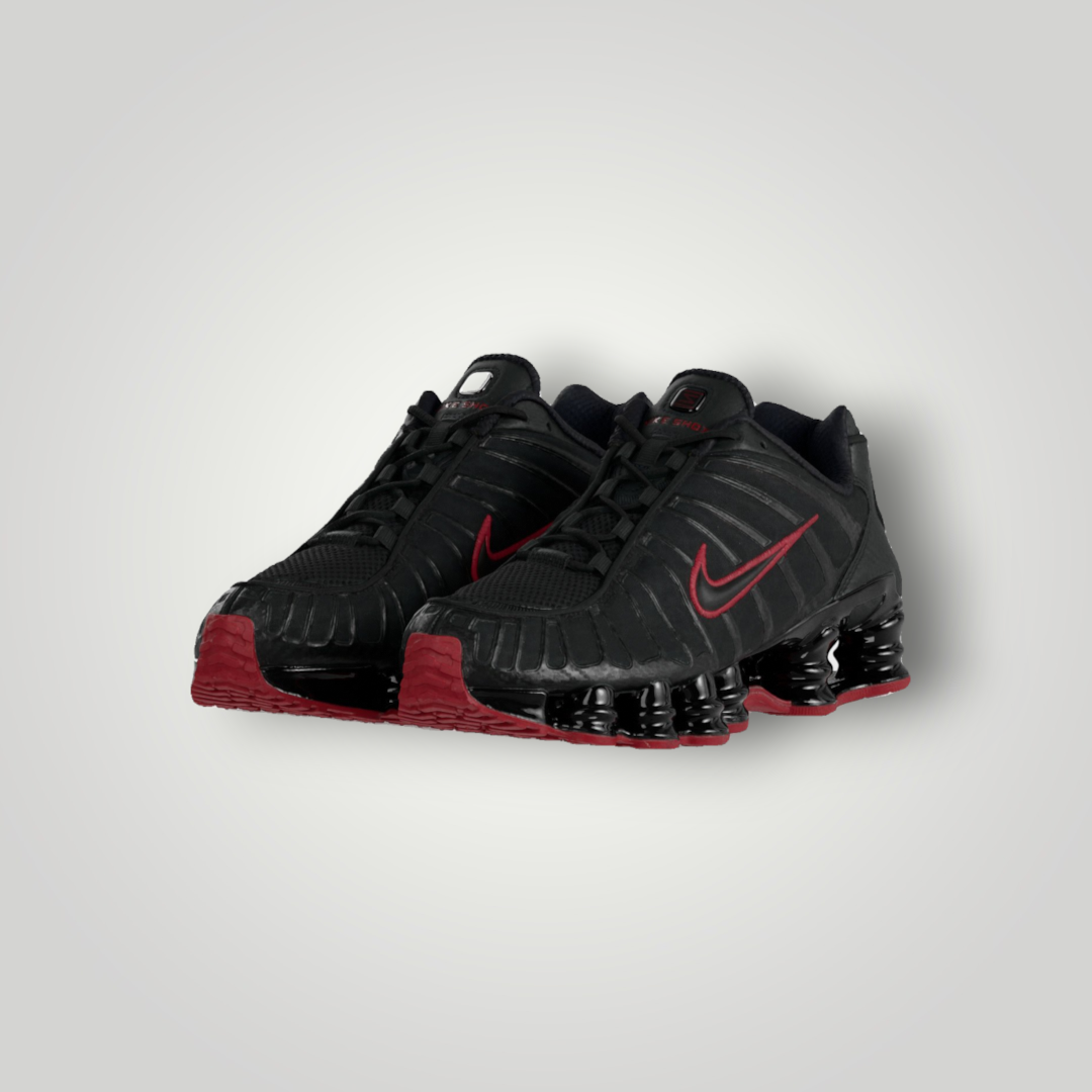NDO Clothing Nike Sportswear Shox Tech Sneaker in Schwarz mit roten Akzenten und markanter 4-Säulen-Dämpfung