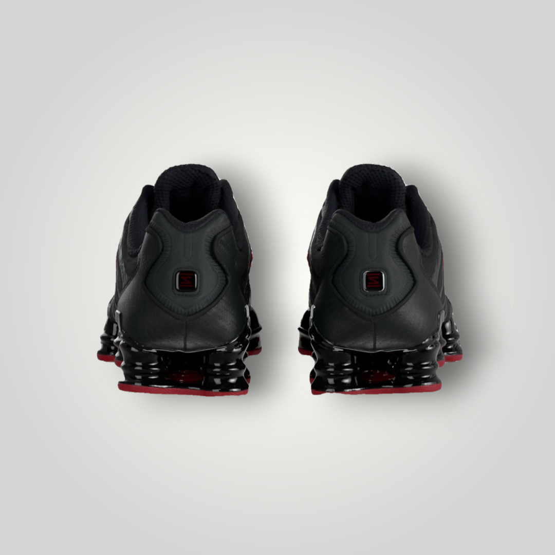 NDO Clothing Nike Shox Tech Sneaker in Schwarz und Rot, Rückansicht mit markanter 4-Säulen-Dämpfung