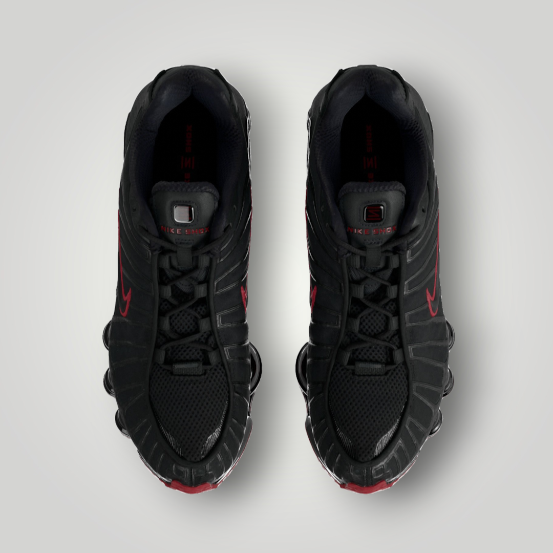 NDO Clothing Nike Sportswear SHOX TECH Sneaker in Schwarz mit roten Akzenten und markanter 4-Säulen-Dämpfung
