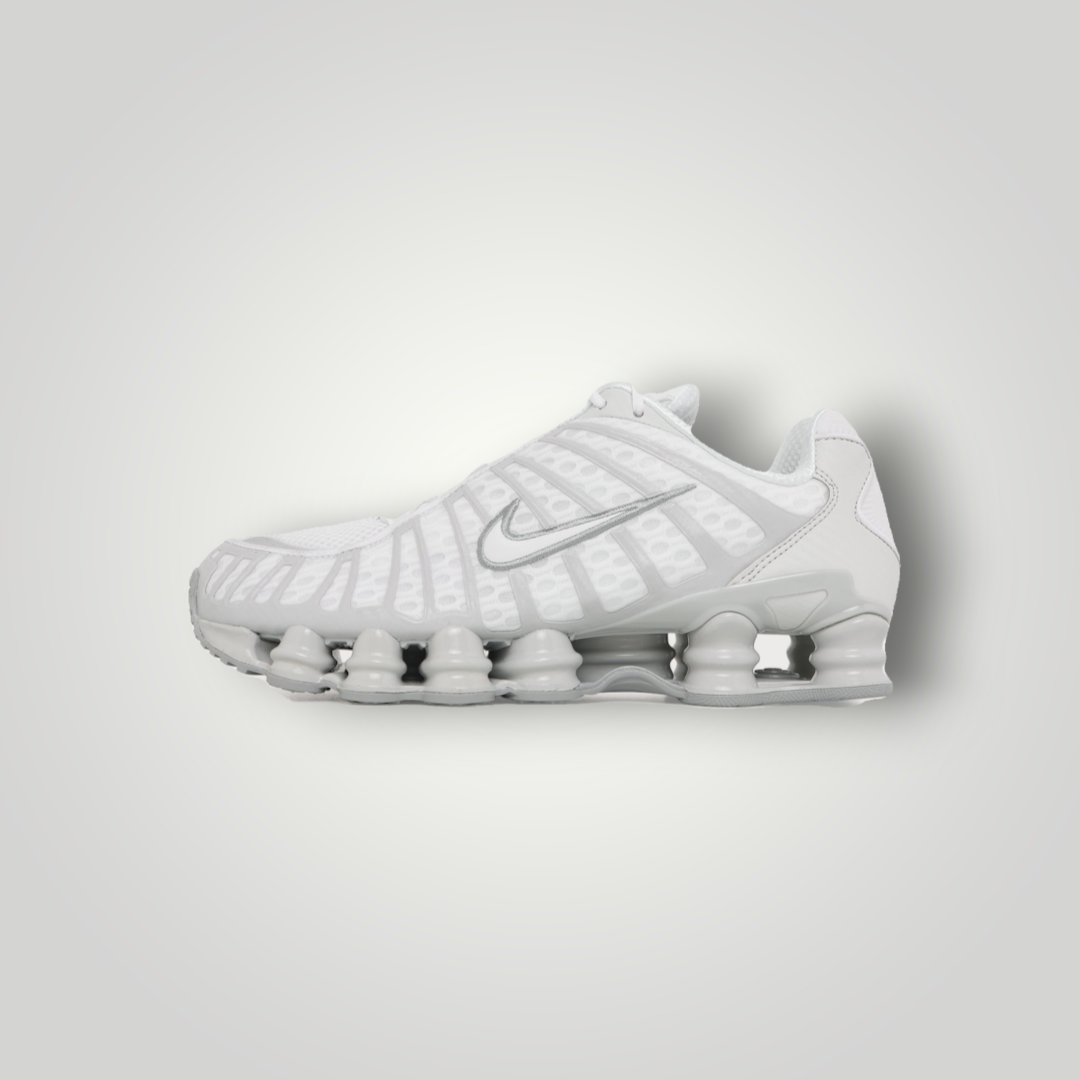 NDO Clothing Nike Shox Tech Sneaker in Weiss und Grau mit charakteristischer Dämpfungssohle und Schnürung