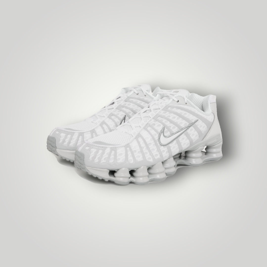 NDO Clothing Nike Shox Tech Sneaker in Weiss und Photon Dust mit charakteristischer Dämpfung und Schnürung
