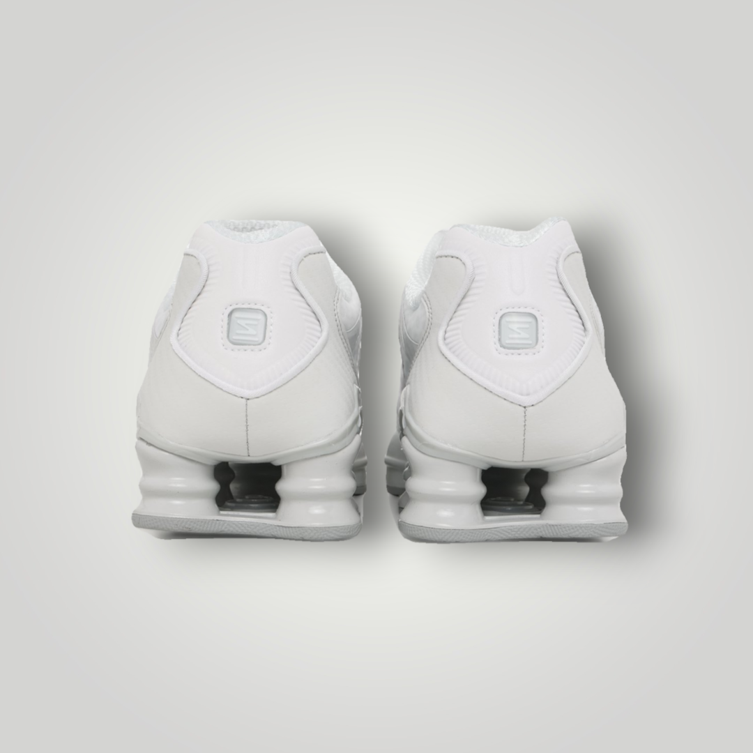 NDO Clothing Nike Shox Tech Sneaker in Weiss mit charakteristischer Dämpfungssohle, Rückansicht