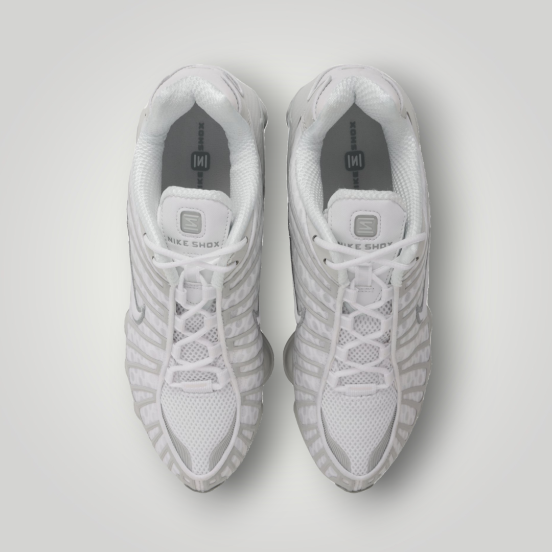 NDO Clothing Nike Shox Tech Sneaker in Weiss mit atmungsaktivem Mesh-Obermaterial und Schnürung in der Draufsicht