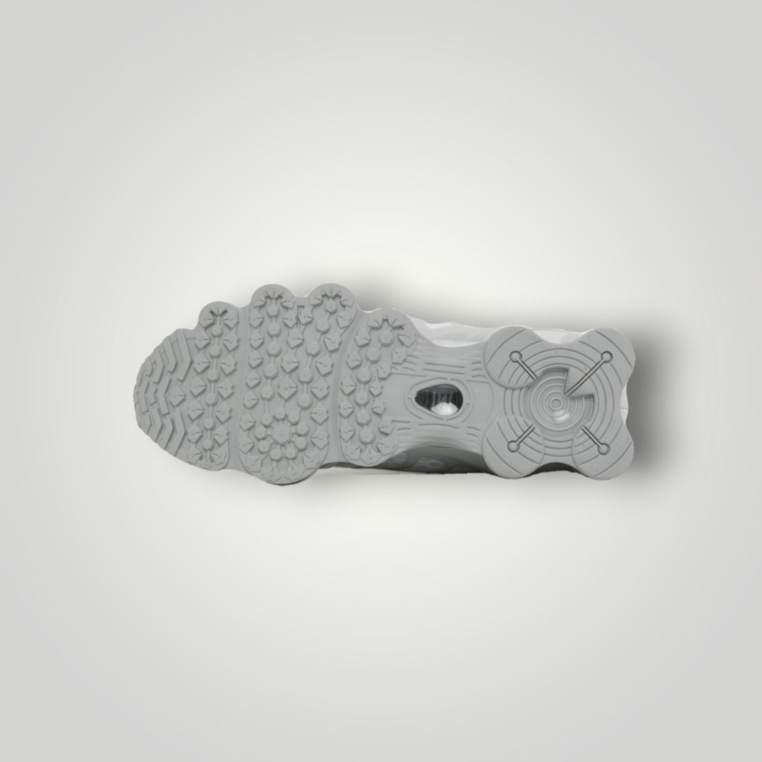 NDO Clothing Nike Sportswear Shox Tech Sneaker in Weiss und Grau mit markanter strukturierter Laufsohle von unten
