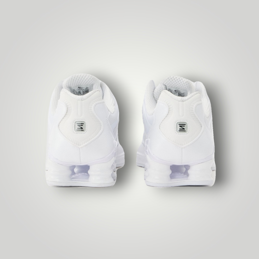 NDO Clothing Nike Sportswear SHOX TL Sneaker in Weiß mit markanter Dämpfung in der Rückansicht
