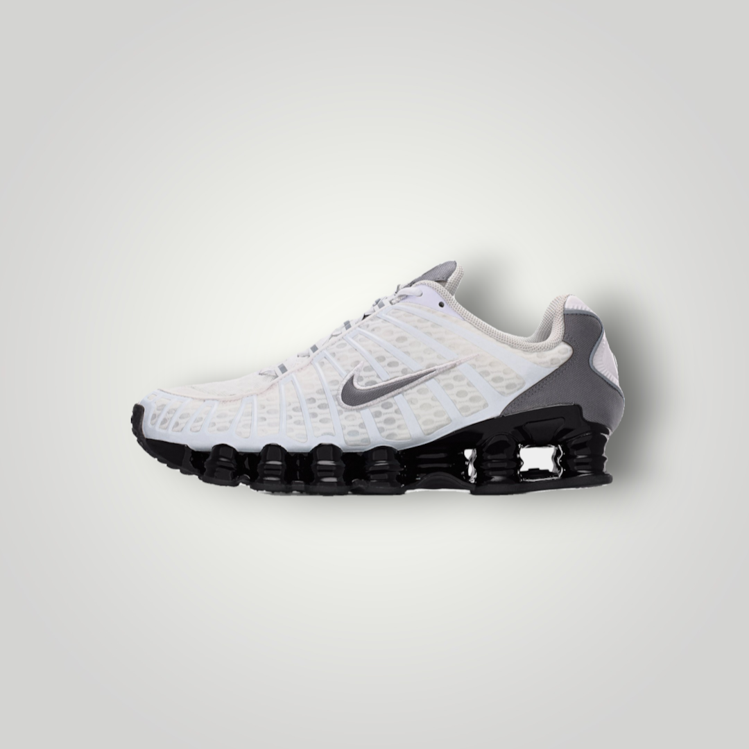 NDO Clothing Nike Shox TL Sneaker in Weiss und Grau mit schwarzer Dämpfungseinheit und reflektierenden Details