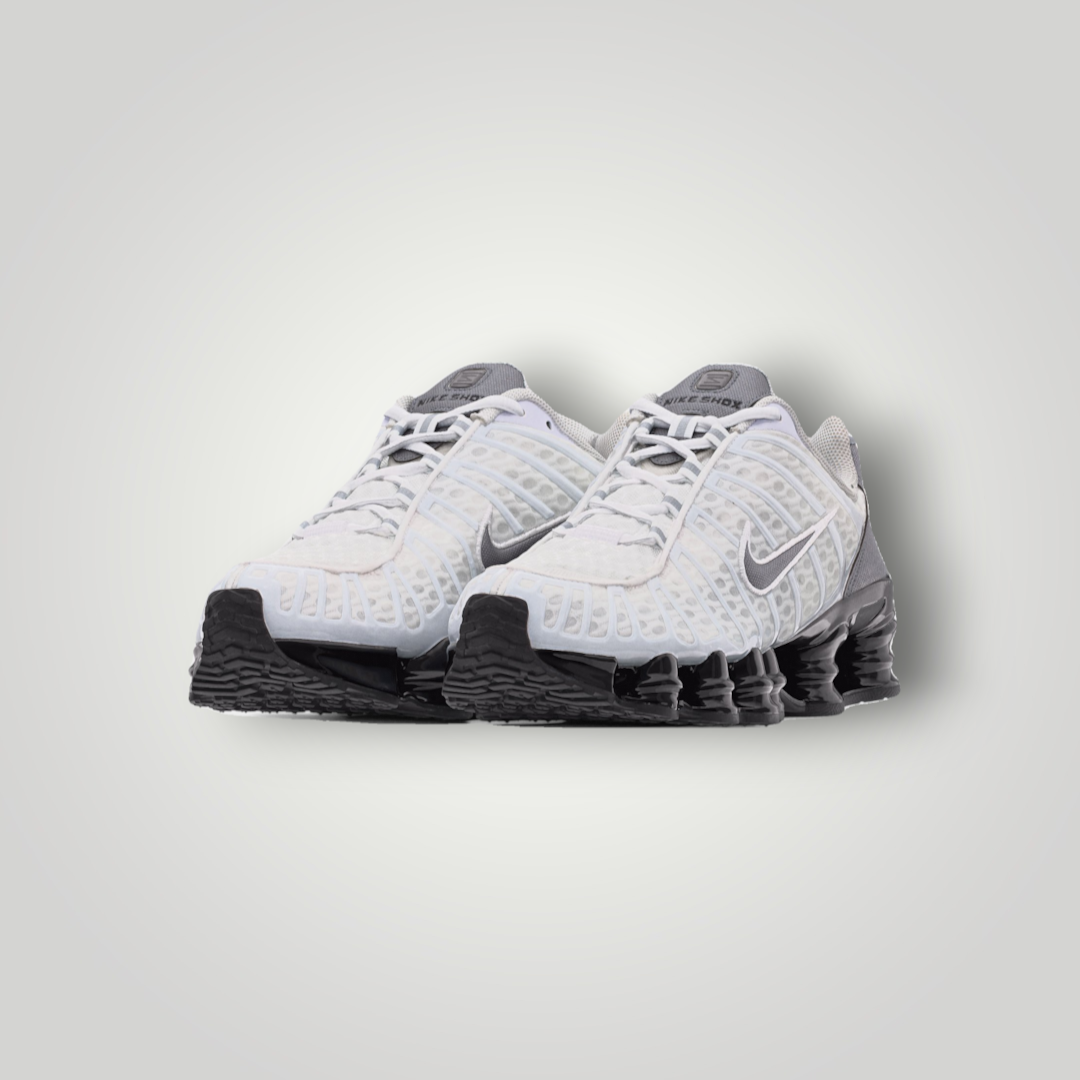 NDO Clothing Nike Shox TL Sneaker in Weiss und Grau mit markanter schwarzer 4-Säulen-Dämpfung und Mesh-Obermaterial
