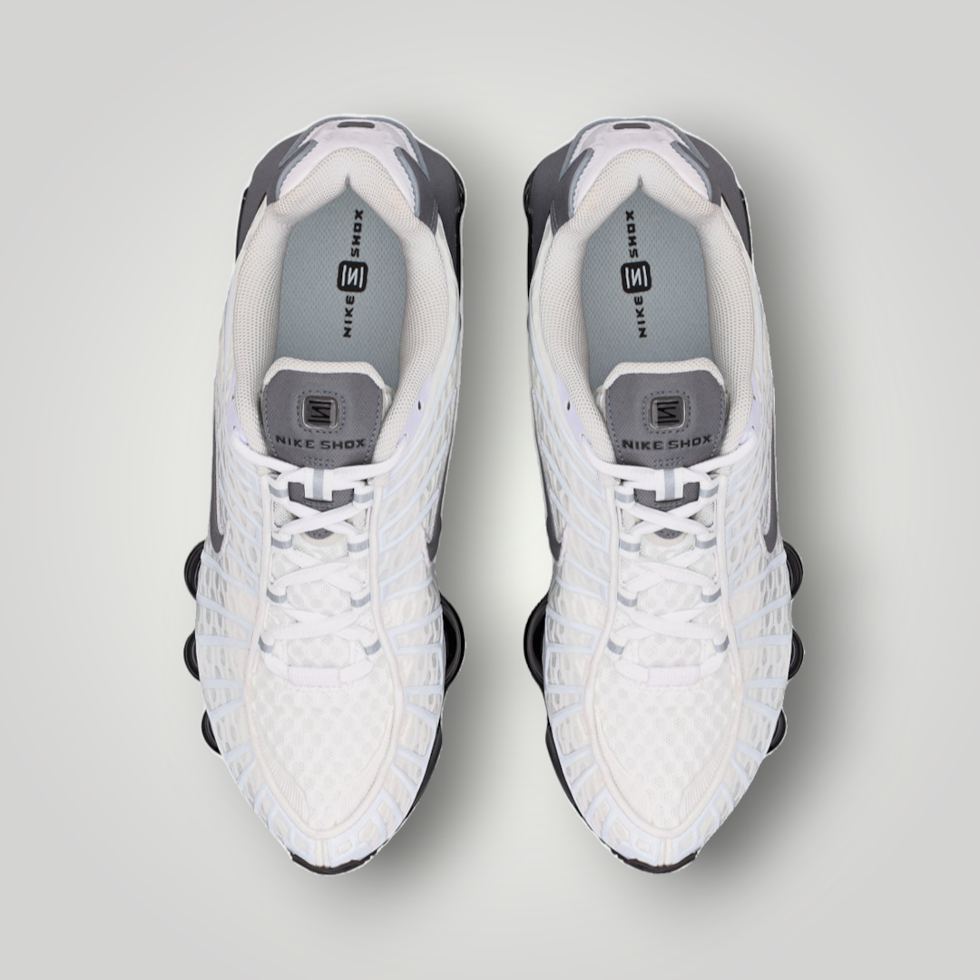 NDO Clothing Nike Shox TL Sneaker in Weiss und Grau mit Mesh-Obermaterial und markanter 4-Säulen-Dämpfung