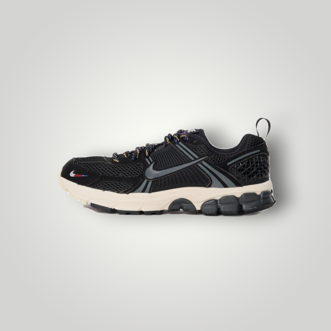 NDO Clothing Nike Vomero 5 Sneaker in Schwarz und Anthrazit mit Mesh-Obermaterial und beiger Sohle