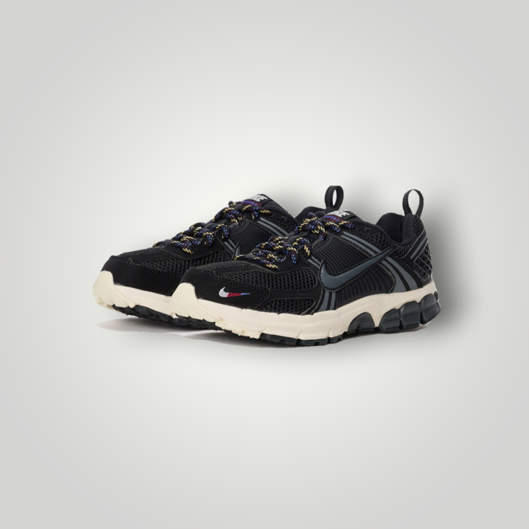 NDO Clothing Nike Sportswear Vomero 5 Sneaker in Schwarz und Anthrazit mit Mesh-Obermaterial und Schnürung