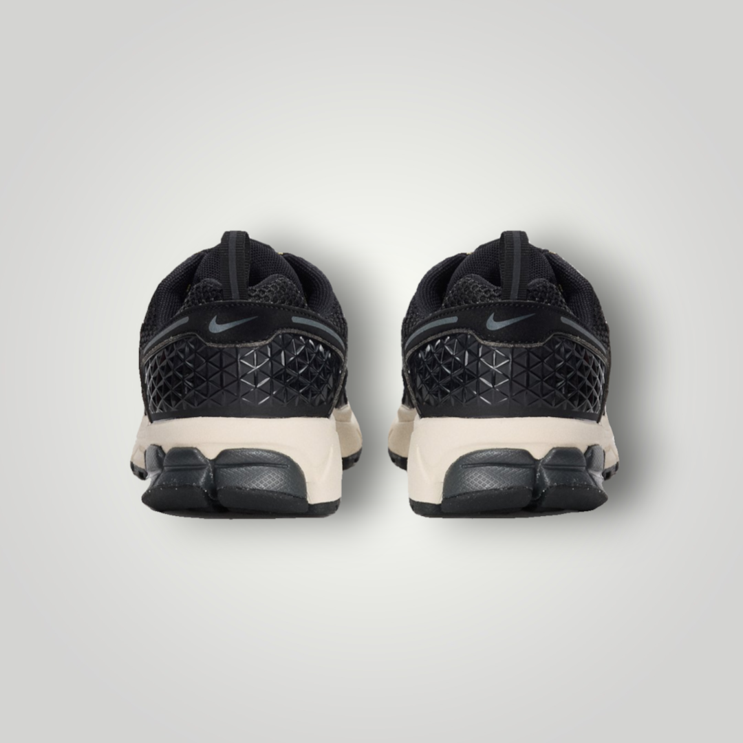 NDO Clothing Nike Vomero 5 Sneaker in Schwarz und Anthrazit mit strukturierter Fersenkappe und Zuglasche