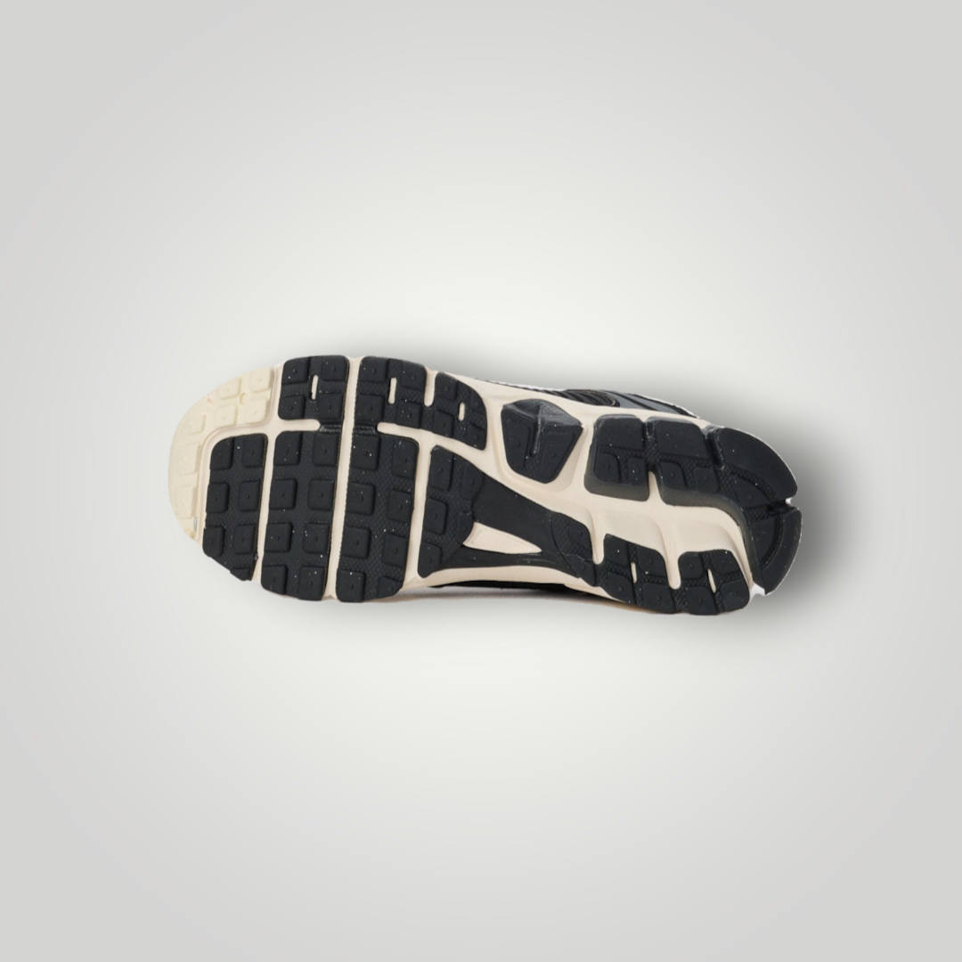 NDO Clothing Nike Vomero 5 Sneaker Sohle in Schwarz und Beige mit strukturiertem Profil für optimalen Halt