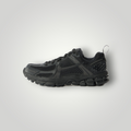 NDO Clothing Nike Sportswear VOMERO 5 Unisex Sneaker in Schwarz aus Mesh und Kunstleder mit Schnürung