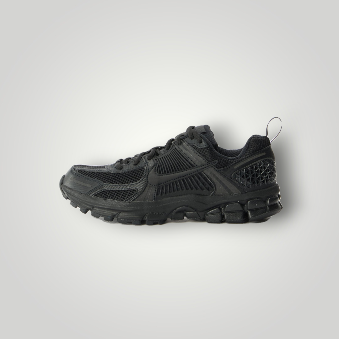 NDO Clothing Nike Sportswear VOMERO 5 Unisex Sneaker in Schwarz aus Mesh und Kunstleder mit Schnürung