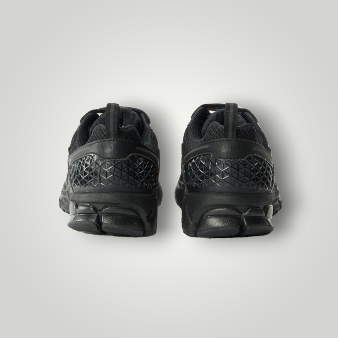 NDO Clothing Nike Sportswear Vomero 5 Sneaker in Schwarz mit strukturierter Fersenkappe und Zuglasche, Rückansicht