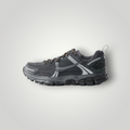 NDO Clothing Nike Sportswear Vomero 5 Sneaker in Dark Smoke Grey aus Textil und Lederimitat mit Schnürung
