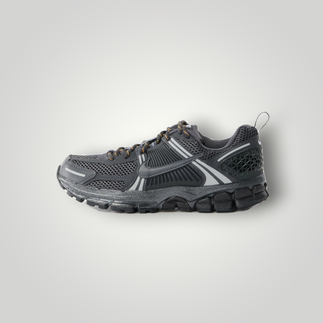 NDO Clothing Nike Sportswear Vomero 5 Sneaker in Dark Smoke Grey aus Textil und Lederimitat mit Schnürung